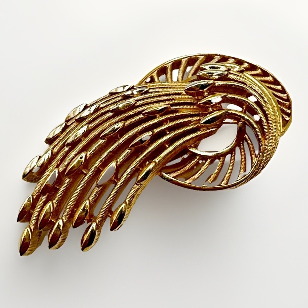 Crown Trifari Gold Tone Abstract Swirl Brooch Mid Century Modern Pin